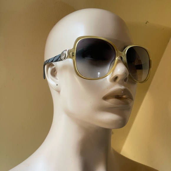 Giorgio Armani oversized Sunglasses. Left temple missing a logo. 59[]16 130. - Picture 1 of 7